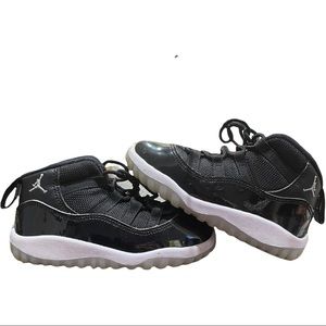 Jordan retro black and white size 8 toddler